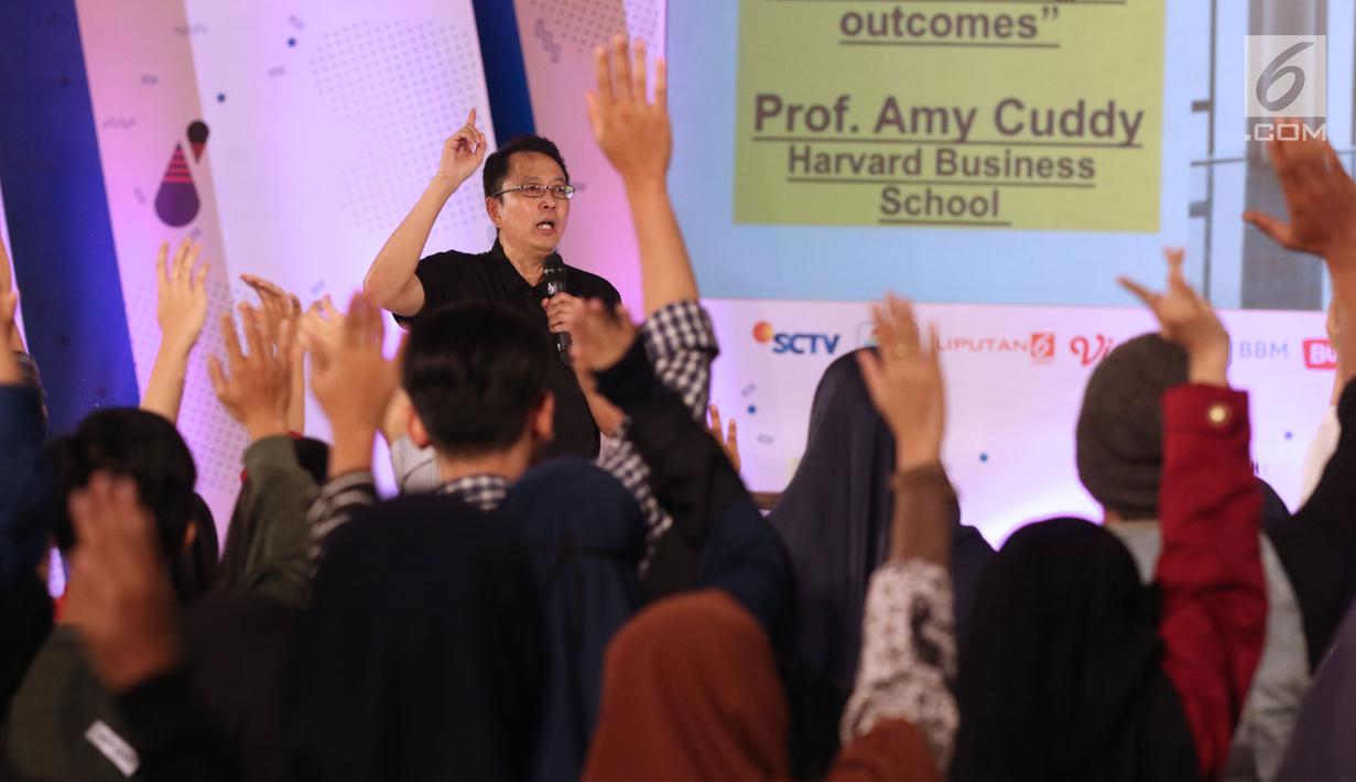 Motivator, Tung Desem Waringin berinteraksi dengan peserta EGTC 2018 Bandung di Graha Sanusi Hardjadinata, Universitas Padjajdaran, Bandung, Kamis (6/12). Tung Desem Waringin memberi motivasi percaya diri. (Liputan6.com/Helmi Fithriansyah)