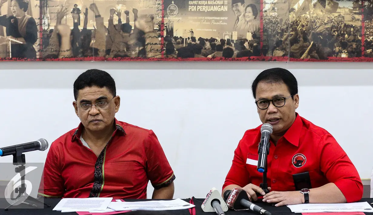 Ahmad Basarah (kanan) memberikan keterangan terkait peringatan HUT PDIP di Gedung DPP PDIP, Jakarta, Senin (9/1). HUT ke-44 itu mengambil tema 'PDIP Rumah Bangsa untuk Indonesia Raya'. (Liputan6.com/Faizal Fanani)