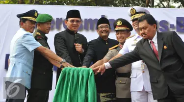 Gubernur DKI Jakarta, Basuki T Purnama (kedua kiri) meresmikan peluncuran bus-bus baru dan hotline Transjakarta di monas, Jakarta, Senin (22/6/2015).  Sebanyak 20 unit bus gandeng Transjakarta buatan eropa resmi diluncurkan. (Liputan6.com/Herman Zakharia)