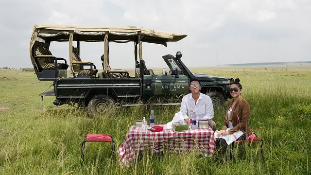 [Bintang] Unik dan Menantang, Ini 8 Foto Liburan Nikita Willy di Afrika