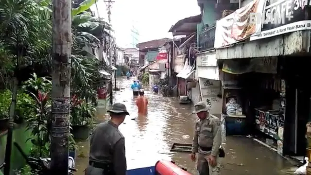 Hujan yang mengguyur Jakarta sejak dini hari menyebabkan sebagian wilayah banjir, kawasan Karet banjir 50 CM