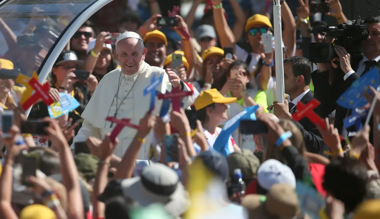 Ratusan warga menyambut Paus Fransiskus saat mengunjungi Gereja Maipu di Santiago, Chili (18/1). Paus Fransiskus mengunjungi Gereja tersebut untuk bertemu dengan pemuda-pemuda di wiliyah Chili. (AP Photo / Natacha Pisarenko)
