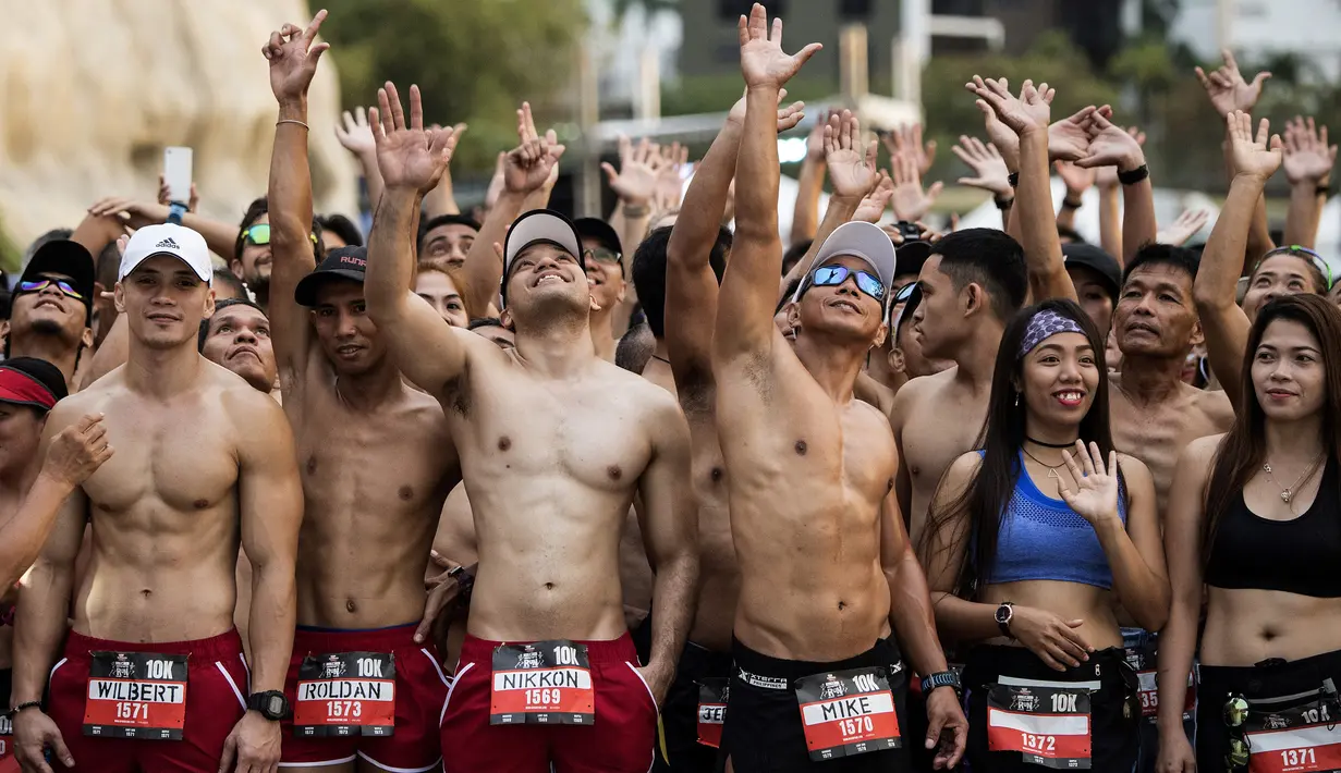 Pelari berbaris di garis start hanya dengan mengenakan pakaian dalam mereka saat The "Underpants Run" di Manila, Filipina, 8 April 2018. Kegiatan ini mengingatkan masyarakat akan pentingnya menghargai bentuk tubuh setiap orang. (NOEL CELIS / AFP)
