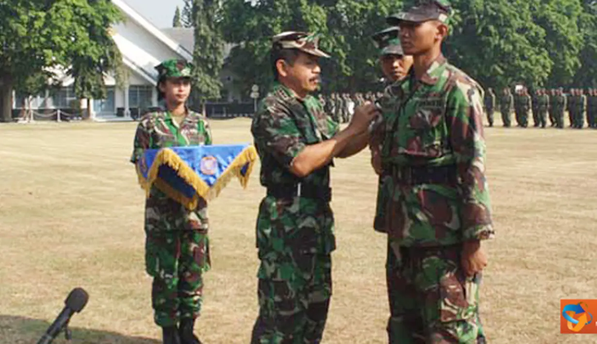 Citizen6, Surabaya: Dankodikdukum memberikan ucapan selamat atas keberhasilan siswa dalam menyelesaikan pendidikan dasar Kemiliteran di Puslatdiksarmil yang dilanjutkan dengan pengambilan sumpah. (Pengirim: Penkobangdikal)