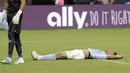 Pemain Manchester City, Gabriel Jesus jatuh tertidur usai gagal mencetak gol ke gawang Manchester United pada laga International Champions Club di NRG Stadium, Houston, (20/7/2017).MU menang 2-0. (AP/David J. Phillip)