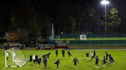 Para pemain Prancis melakukan latihan jelang laga uji coba di Clairefontaine-en-Yvelines, Selasa (10/11/2020). Prancis akan berhadapan dengan Finlandia. (Yoan Valat, Pool via AP)