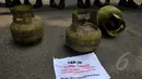 Sejumlah Tabung Gas Elpiji 3Kg yang dibawa demonstran saat melakukan aksinya di depan Istana Wakil Presiden, Jakarta, Selasa (3/3/2015). Dalam aksinya mereka menuntut Wapres Jusuf Kalla untuk menstabilkan harga elpiji 3kg. (Liputan6.com/Johan Tallo)