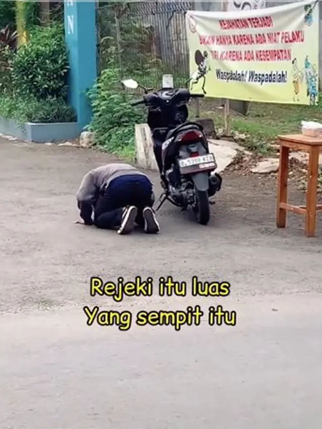 Momen Pengendara Motor Sujud Syukur di Jalan Usai Dapat Makanan Gratis, Bikin Haru