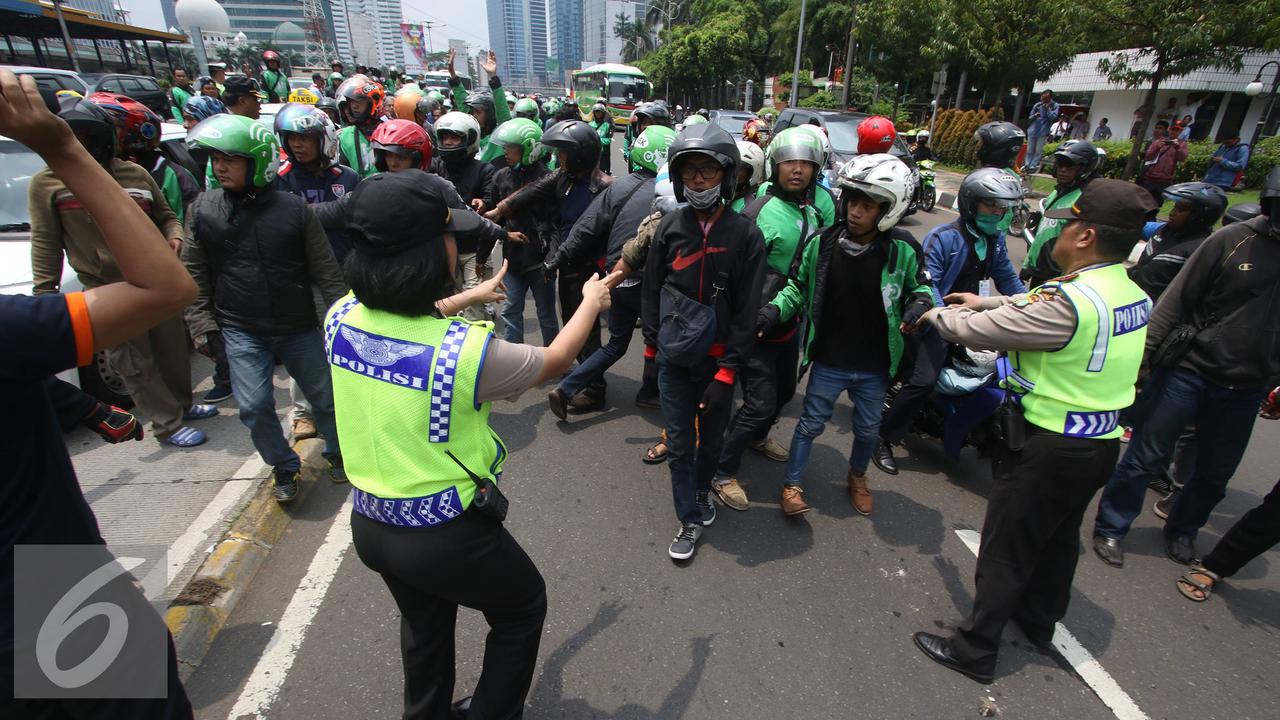 20160322-Go-Jek-Terlibat-Kericuhan-dengan-Sopir-Taksi-Jakarta-IA