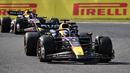 Pembalap Red Bull, Max Verstappen (depan) dan Sergio Perez berkompetisi saat Formula 1 GP Jepang 2024 di Sirkuit Suzuka, Jepang, Sabtu (07/04/2024). (AFP/Philip Fong)