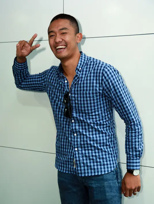 Seperti diketahui, Uus melamar kekasihnya, Kartika pada hari kasih sayang. Saat memandu acara musik Inbox SCTV spesial Valentine, Uus memberikan cincin warna biru. (Deki Prayoga/Bintang.com)