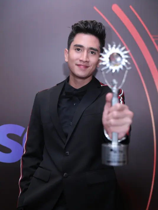 Untuk aktor utama paling ngetop, SCTV Awards menganugerahkan pialanya pada Verrell Bramasta. Ia pun berhasil mengalahkan Aliando Syarief, Giorgino, Abraham, Rizky Nazar dan Stefan William. (Adrian Putra/Bintang.com)