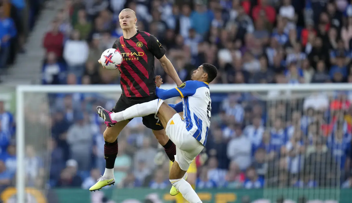 Bek Brighton and Hove Albion, Levi Colwill berebut bola dengan penyerang Manchester City, Erling Haaland dalam laga tunda pekan ke-32 Premier League 2022/2023 di Stadion Amex, Kamis (25/5/2023) dini hari WIB. (AP Photo/Kirsty Wigglesworth)