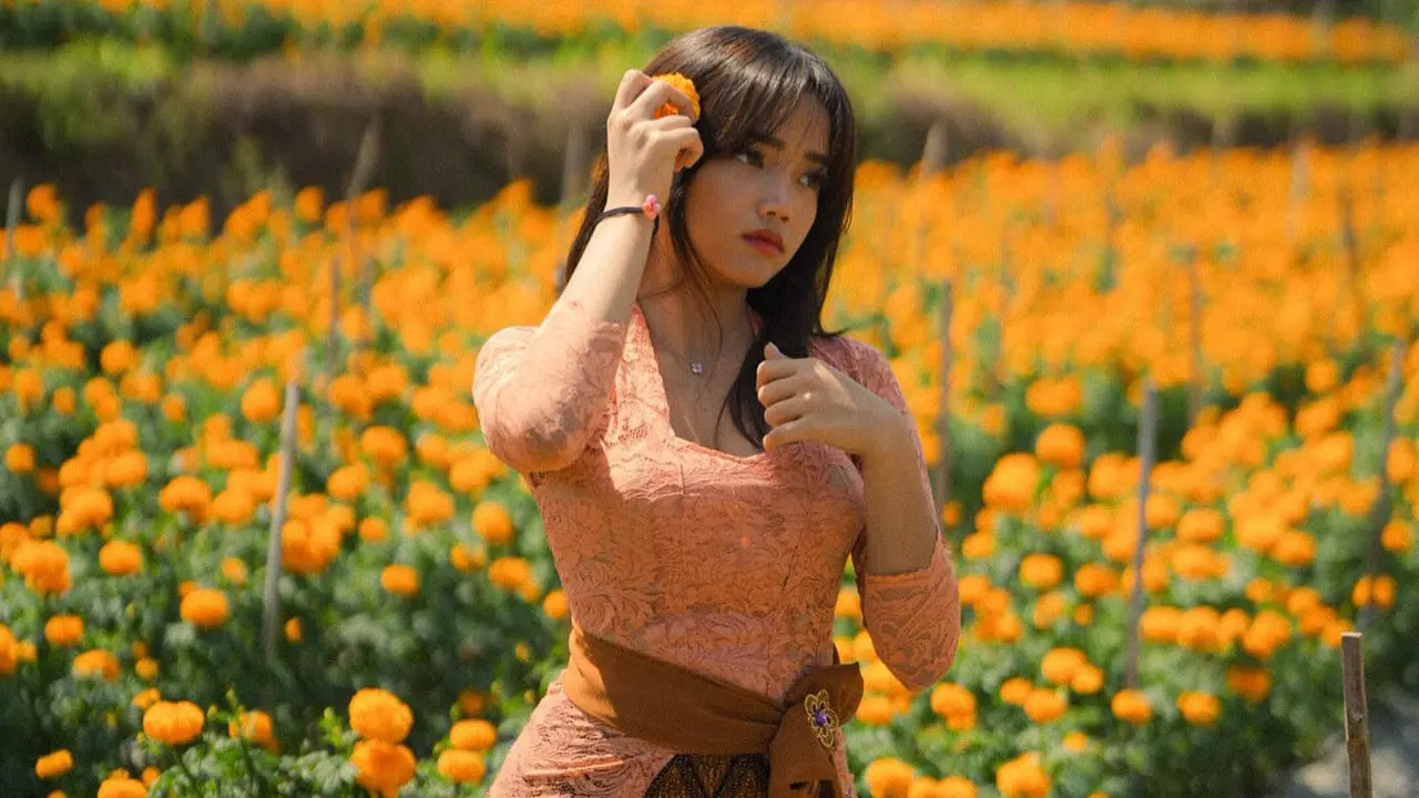 Tampil Menawan, Ini 7 Pemotretan Fuji Pakai Kebaya di Kebun Bunga