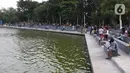 Warga duduk menikmati suasana Danau Sunter, Jakarta, Sabtu (27/6/2020). Beragam aktivitas dilakukan warga sambil menikmati waktu sore di area Danau Sunter, Jakarta. (Liputan6.com/Helmi Fithriansyah)