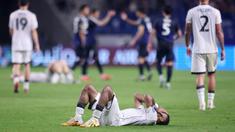 Pemain Timnas Indonesia, Yance Sayuri terbaring sambil menangis setelah laga terakhir putaran ketiga Grup C Kualifikasi Piala Dunia 2026 melawan Jepang di Suita Stadium, Jepang, Selasa (10/06/2025). (AFP/Paul Miller)