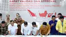 Ketua KPU RI, Arief Budiman (ketiga kiri) bersama perwakilan partai politik saat penandatangan persetujuan surat suara pemilihan Presiden dan Wakil Presiden serta anggota DPR RI pemilu 2019 di Jakarta, Jumat (4/1). (Liputan6.com/Helmi Fithriansyah)