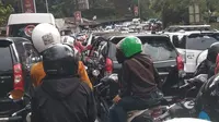 Pengguna jalan di jalur Puncak, Jawa Barat, menghabiskan waktu hingga 13 jam untuk sampai ke rumah karena terjebak macet di Jalur Ciawi-Cianjur, sejak Minggu sore hingga Senin dini hari. (Achmad Sudarno)