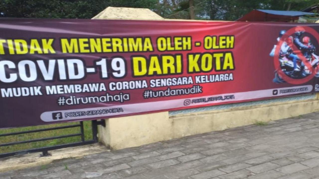 Spanduk yang dipasang Polres Serang Kota, Banten untuk mengimbau warga agar tak mudik di tengah wabah Corona