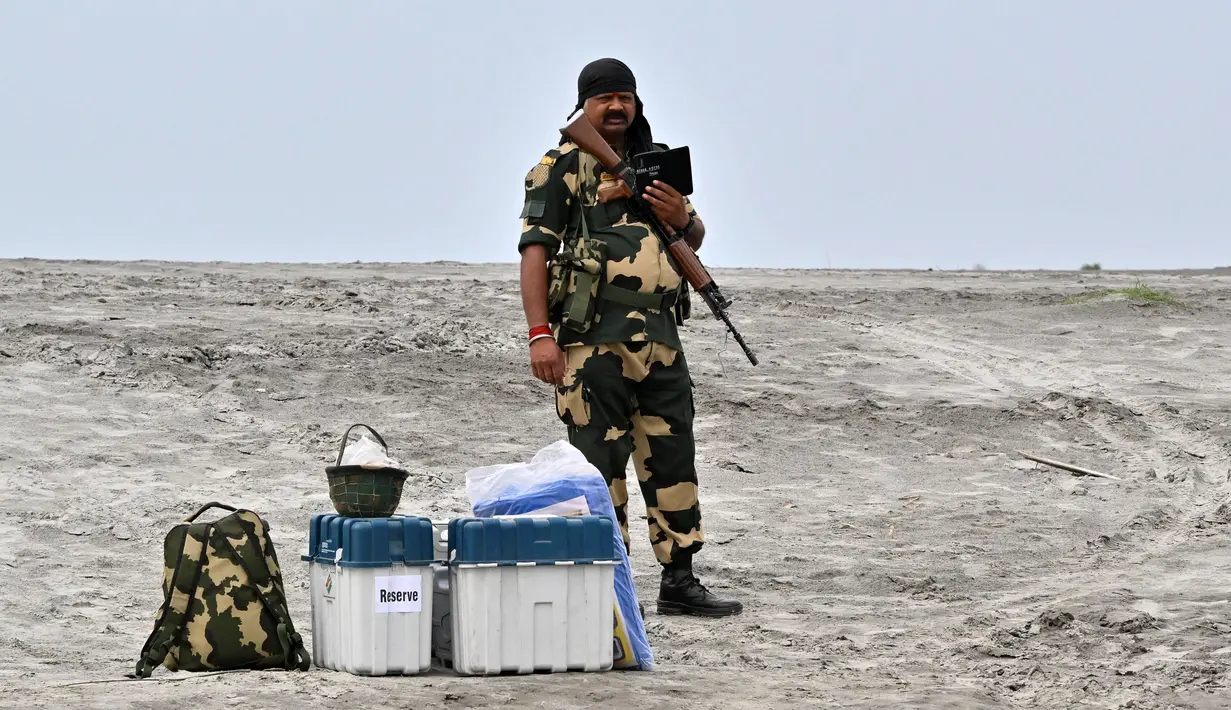 Warga India akan menentukan pilihan politiknya dalam pemungutan suara parlemen selama enam minggu ke depan yang dimulai pada tanggal 19 April 2024. (Biju BORO/AFP)