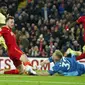 Pemain Liverpool Diogo Jota berusaha mencetak gol melewati kiper Arsenal Aaron Ramsdale pada pertandingan sepak bola Liga Inggris di Stadion Anfield, Liverpool, Inggris, 20 November 2021. Liverpool menang 4-0. (AP Photo/Jon Super)