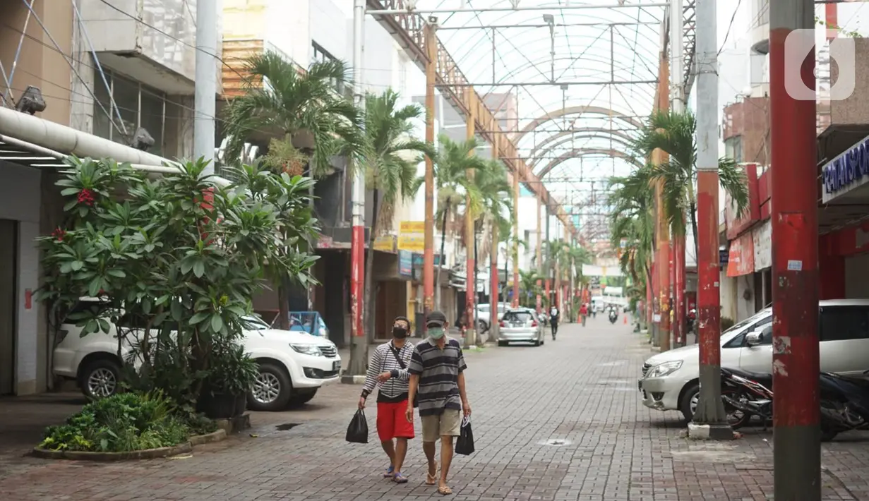 Suasana pertokoan yang tutup di kawasan Pasar Baru, Jakarta Pusat, Senin (4/5/2020). Adanya program PSBB menyebabkan hampir seluruh pertokoan di salah satu pusat tekstil Ibukota tersebut berhenti beroperasi dan lebih sepi dibanding hari biasa. (Liputan6.com/Immanuel Antonius)