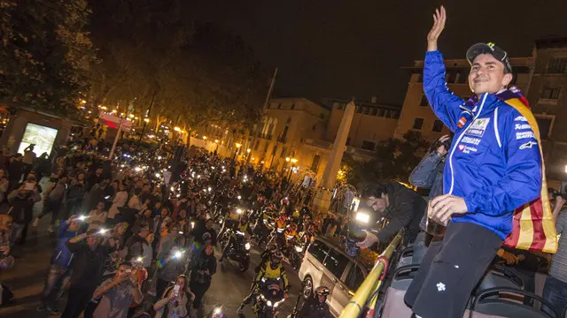 Jorge Lorenzo merayakan titel juara dunia MotoGP 2015 dengan berpesta dan pawai keliling kota bersama ribuan warga kota Mallorca yang menjadi kota kelahirannya pada Kamis (12/11/2015).