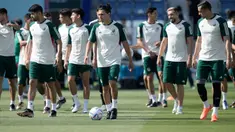 Para pemain Meksiko tiba untuk latihan jelang melawan Argentina pada pertandingan sepak bola Grup C Piala Dunia 2022 di Jor, Qatar, Jumat (25/11/2022). Meksiko akan menghadapi Argentina pada 27 November 2022. (AP Photo/Moises Castillo)
