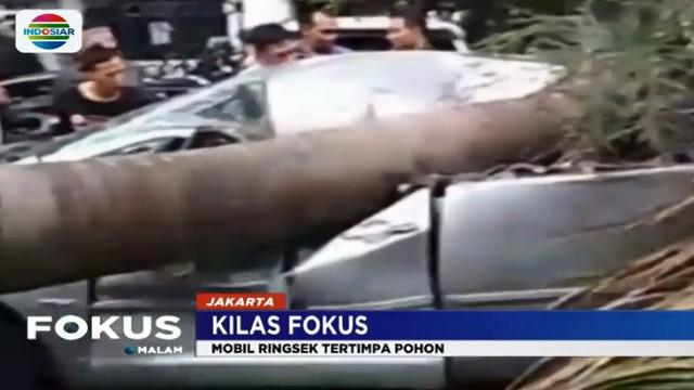 Beruntung tidak korban luka karena mobil tengah terparkir dan pemiliknya tengah salat di Masjid.