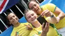 Atlet Rugby asal Brasil, Isadora Cerullo (kanan) foto bersama dengan rekannya setelah pertandingan rugby di Stadium Deodoro, Rio de Janeiro, Brasil, (8/8). (REUTERS/Alessandro Bianchi)