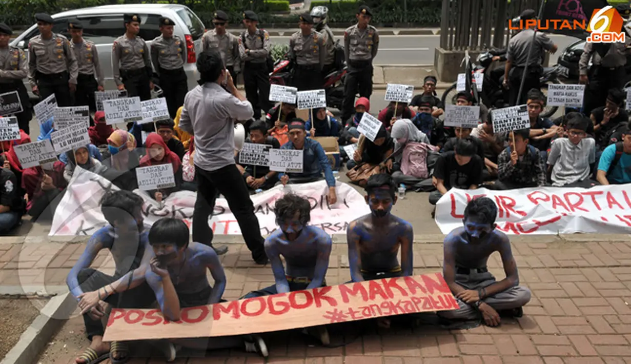 Aksi massa yang tergabung dalam Poros Banten ini mendapat pengawalan ketat dari aparat kepolisian yang berjaga di gedung KPK  (Liputan6.com/Helmi Fithriansyah)
