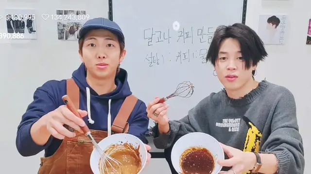 Jimin dan RM membuat dalgono/dok. Vlive
