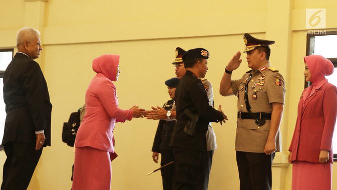Kapolri Jenderal Tito Karnavian memberikan ucapan selamat kepada Brigjen Muhammad Iqbal selama upacara sertijab di Mako Brimob, Kelapa Dua, Depok, Rabu (14/ 11). Iqbal menjabat Kadiv Humas menggantikan Irjen Setyo Wasisto. (Liputan6.com/Herman Zakharia)