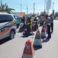 Petugas Polres Cirebon Kota melakukan penyekatan di Bundaran Kedawung arah masuk Kota Cirebon. Foto (Istimewa)