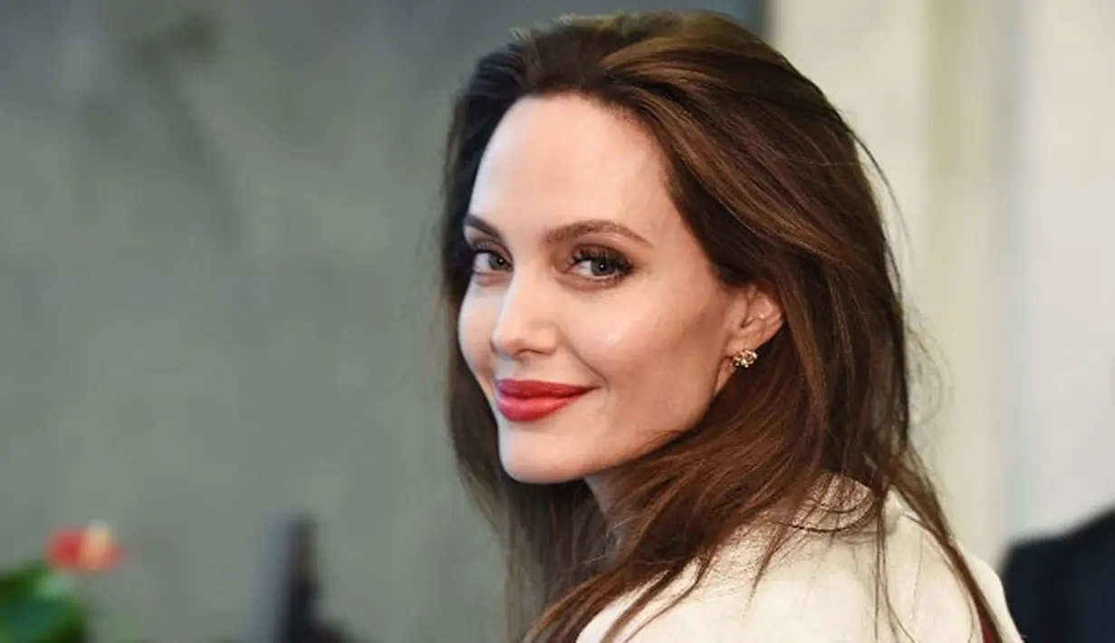 Di tahun 2016 silam, Angelina Jolie memang menjadi pihak yang mengajukan gugatan cerai pada Brad Pitt lebih dulu. Namun ternyata, Jolie pun juga terpuruk dengan enam hal berikut ini.(AFP/Michael Loccisano)
