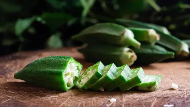 ilustrasi manfaat okra yang baik untuk kesehatan dan mengatasi anemia/Red Confidential/shutterstock