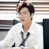 Dalam foto tersebut, Min Ho mengenakan kemeja putih dengan dasi yang berantakan serta memakai kaca mata. Foto itu berhasil menggambarkan peran Min Ho sebagai sosok Jaksa yang jenius. (doc.Soompi)