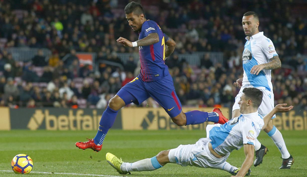 Pemain FC Barcelona, Paulinho (kiri) berusaha melewati adangan pemain Deportivo Coruna, Fabian Schar pada lanjutan La Liga Santander di Camp Nou stadium, Barcelona, (17/12/2017). Barcelona menang 4-0. (AP/Manu Fernandez)