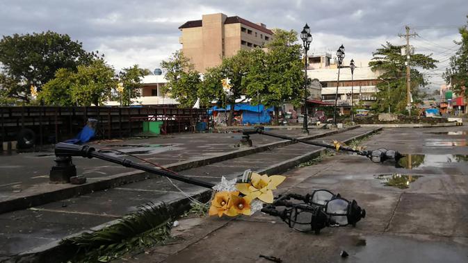 Tiang lampu roboh akibat terjangan topan Phanfone di Ormoc City, Provinsi Leyte, Filipina, Rabu (25/12/2019). Topan membuat jutaan warga di negara yang mayoritas beragama Katolik itu merayakan Natal dengan kesedihan. (RONALD FRANK DEJON/AFP)