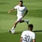 Bek Real Madrid asal Inggris bernomor punggung 12, Trent Alexander-Arnold (kiri), menghadiri sesi latihan bersama AD Alcorcon di Stadion Alfredo di Stefano di Valdebebas, pinggiran kota Madrid, pada 24 Juli 2026. (Javier SORIANO/AFP)