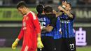 Para pemain Inter Milan merayakan gol yang dicetak Stevan Jovetic, ke gawang Lyon pada laga International Champions Cup di Nanjing Olympic Sports Center, Jiangsu, Senin (24/7/2017). Inter Milan menang 1-0 atas Lyon. (AFP)