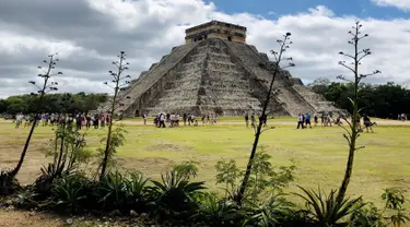 Sejumlah turis mengunjungi Piramida Kukulcan di situs arkeologi Maya Chichen Itza di Negara Bagian Yucatan, Meksiko (13/2). Chichen Itza adalah suatu Situs Peradaban Maya di Meksiko pada abad 800 SM. (AFP Photo/Daniel Slim)