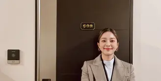 Item fashion yang satu ini memang tidak pernah salah untuk dipadukan apapun, termasuk untuk outfit kantora. Seol In Ah, mengenakan blazer coat ini untuk melapisi inner berwarna putih sebagai outfit kantoran di musim dingin (instagram/_Seorina)