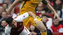Pemain Arsenal, Alexis Sanchez (kiri) terjatuh saat berebut bola dengan pemain Brighton, Davy Propper pada lanjutan Premier League di Emirates Stadium, London, (1/10/2017). Arsenal menang 2-0. (AP/Frank Augstein)