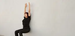 Wall pilates dirancang dengan memanfaatkan dinding sebagai alat bantu atau tahanan. (Foto/dok: Freepik)