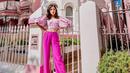 Mix and match outfit ala Tiffany Soetanto yang satu ini tergolong gampang untuk disontek. Wanita asal Surabaya ini memadukan celana pink fanta dengan crop top berlengan puff sleeve. Warna outfitnya itu juga begitu matching dengan latar belakang foto berupa rumah yang catnya dominan pink putih. (Liputan6.com/IG/@tiffanysoetanto)