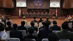 Suasana usai sidang pengambilan sumpah Anwar Usman yang terpilih kembali menjadi acara Wakil Ketua MK, Jakarta, Senin (11/4/2016). (Liputan6.com/Faizal Fanani)