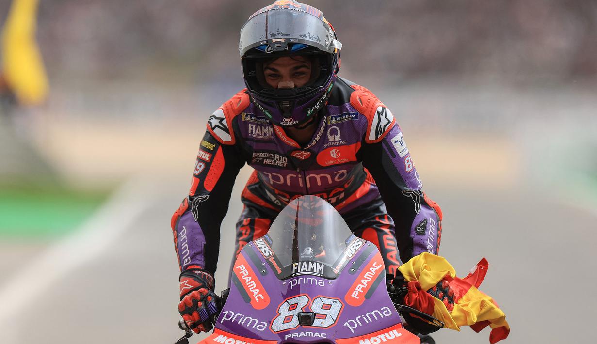 MotoGP Portugal 2024 menjadi milik pembalap Ducati, Jorge Martin dalam balapan yang digelar di Sirkuit Internasional Algarve, Portimao, Portugal, Minggu (24/3/2024) malam WIB. Pembalap asal Spanyol tersebut melewati bendera finis yang dikibaskan pelatih top yang terakhir membesut AS Roma, Jose Mourinho, di depan Enea Bastianini dan Pedro Acosta. Beberapa insiden sempat terjadi yang menyebabkan lebih dari tiga pembalap harus terjatuh, di antaranya Francesco Bagnaia dan Marc Marquez. (AFP/Patricia De Melo Moreira)