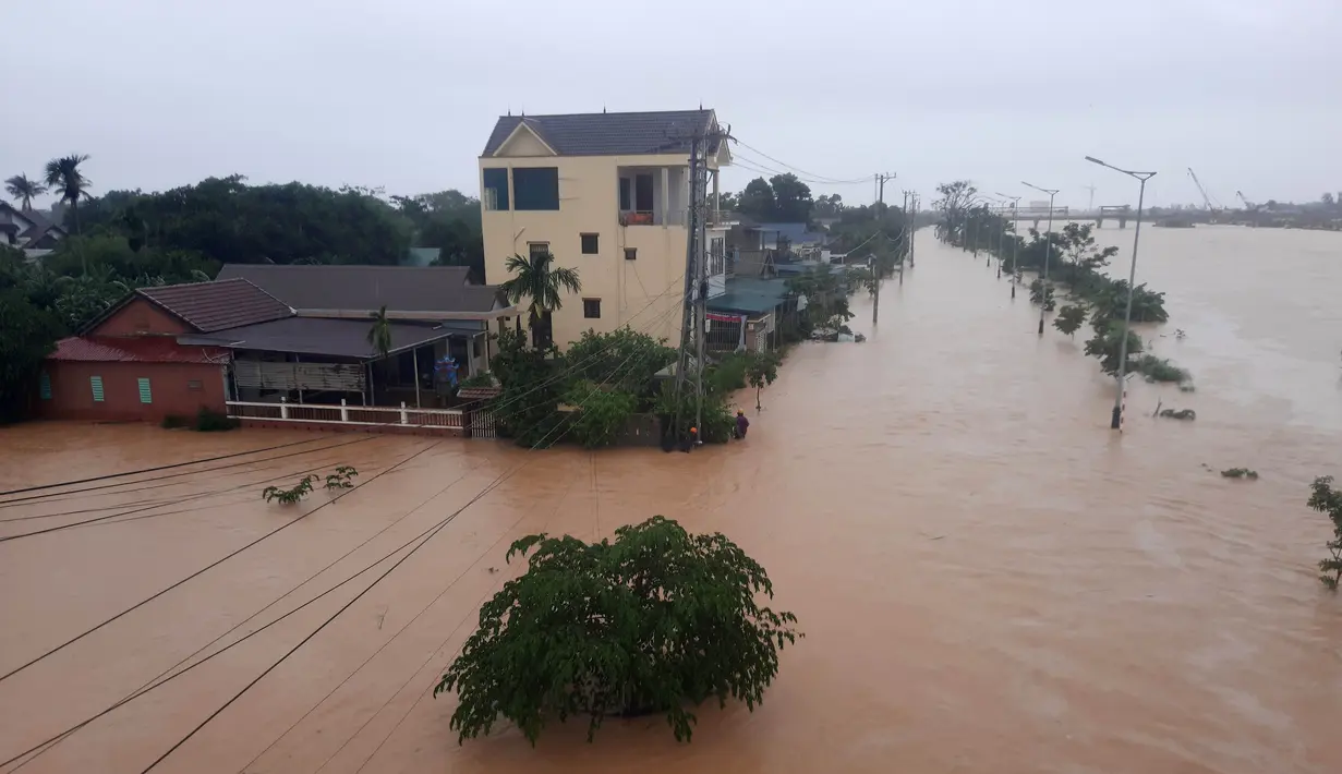Kondisi daerah yang terendam banjir di Provinsi Quang Tri, Vietnam, 8 Oktober 2020. Hujan deras dan banjir telah menyebabkan lima orang tewas dan tiga lainnya hilang di Vietnam utara dan tengah dalam beberapa hari terakhir. (Xinhua/VNA)