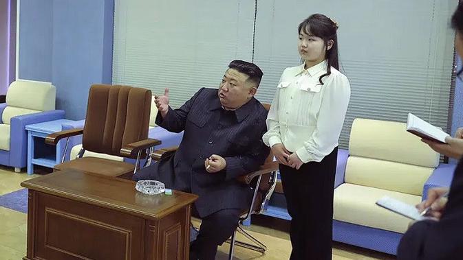 <p>Foto yang dirilis pemerintah Korea Utara menunjukkan Kim Jong Un dan putrinya Kim Ju Ae mengunjungi National Aerospace Development Administration di Korea Utara pada Selasa (18/4/2023). (Dok. KCNA via AP)</p>